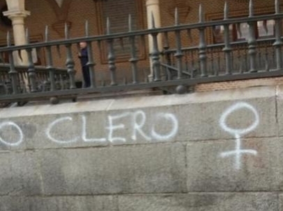 Realizan este viernes pintadas ofensivas en varias parroquias de Madrid