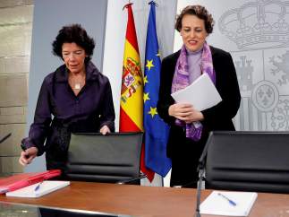 Isabel Celaá y Magdalena Valerio (d)