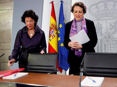 Isabel Celaá y Magdalena Valerio (d)