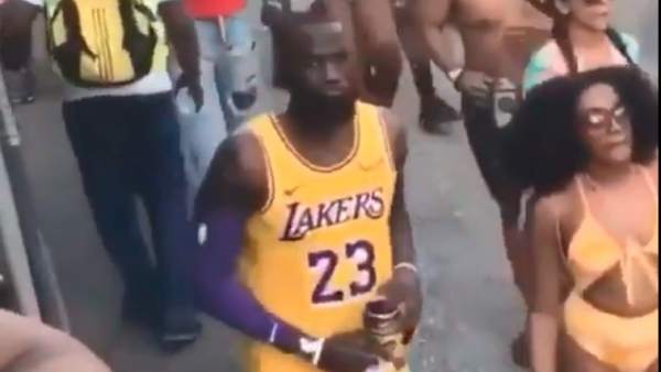 El falso LeBron James del carnaval de Brasil El falso LeBron James del carnaval de Brasil