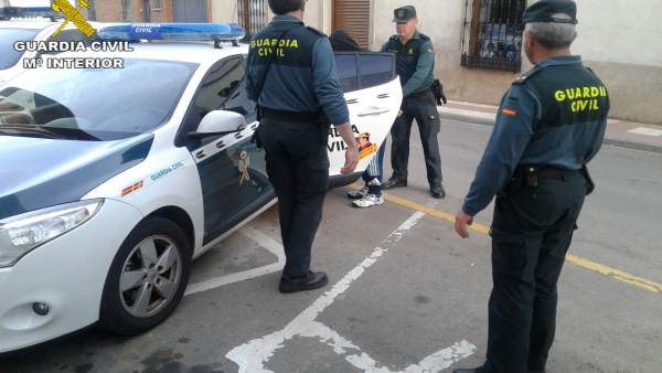 Sucesos.- Detenido tras incendiar presuntamente varios vehículos, pastos y conte Sucesos.- Detenido tras incendiar presuntamente varios vehículos, pastos y conte