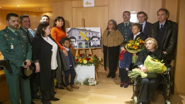 Música y flores en memoria de los dos guardias civiles asesinados por el Grapo e Música y flores en memoria de los dos guardias civiles asesinados por el Grapo e