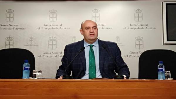 Pedro Leal, diputado de Foro, en rueda de prensa Pedro Leal, diputado de Foro, en rueda de prensa