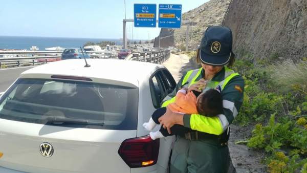 Guardia civil con bebé Guardia civil con bebé