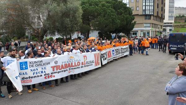 Sánchez ve garantizado el futuro de Alcoa, mientras trabajadores protestan en de Sánchez ve garantizado el futuro de Alcoa, mientras trabajadores protestan en de