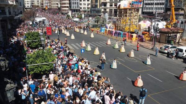 Fallas.- Los Hermanos Caballer forman una 'senyera' de humo y colores en la atro Fallas.- Los Hermanos Caballer forman una 'senyera' de humo y colores en la atro