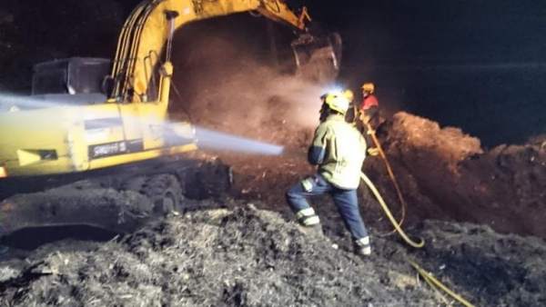 Alicante.- Sucesos.- Bomberos extinguen un incendio en una planta de compostaje Alicante.- Sucesos.- Bomberos extinguen un incendio en una planta de compostaje