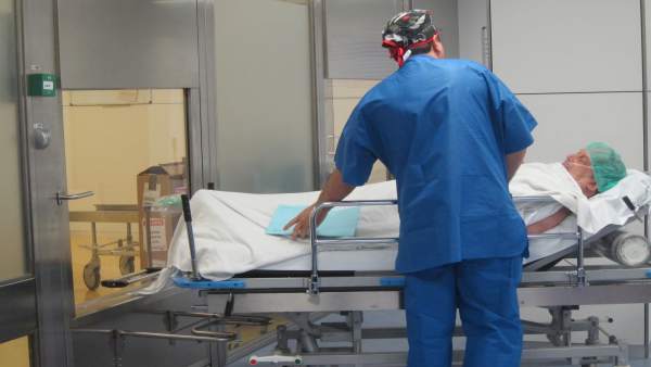 Paciente que sale de quirófano y es trasladado en el Hospital Val Paciente que sale de quirófano y es trasladado en el Hospital Val