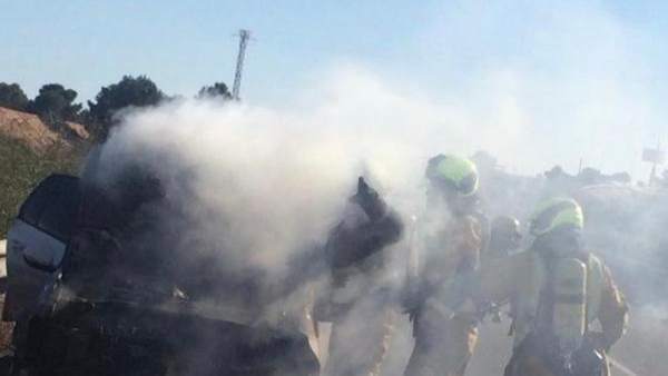 Alicante.- Sucesos.- Un vehículo se incendia mientras circulaba por la AP-7 en O Alicante.- Sucesos.- Un vehículo se incendia mientras circulaba por la AP-7 en O