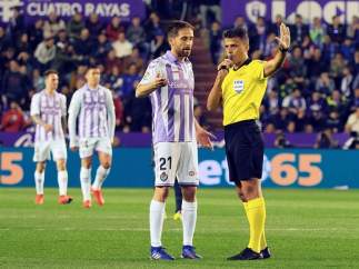 Míchel, del Valladolid, conversa con Gil Manzano.