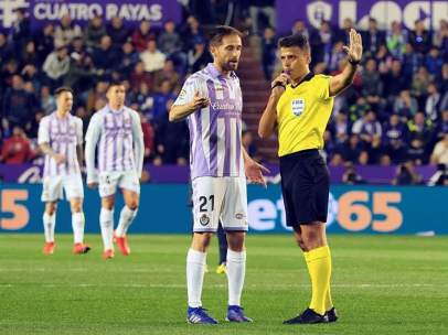 Míchel, del Valladolid, conversa con Gil Manzano.