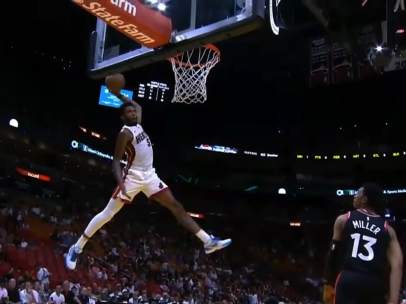 Derrick Jones Jr ejecuta un mate espectacular