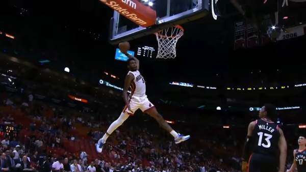 Derrick Jones Jr ejecuta un mate espectacular Derrick Jones Jr ejecuta un mate espectacular