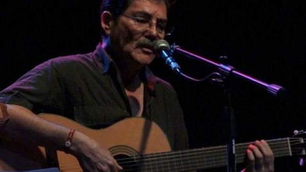 El artista peruano durante un concierto. El artista peruano durante un concierto.