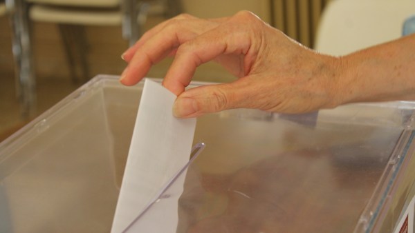 Imagen de una persona votando Imagen de una persona votando
