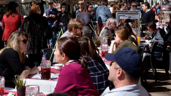 Terrazas de La Rambla, en Ciutat Vella, llenas de clientes en un día soleado en Barcelona. Terrazas de La Rambla, en Ciutat Vella, llenas de clientes en un día soleado en Barcelona.