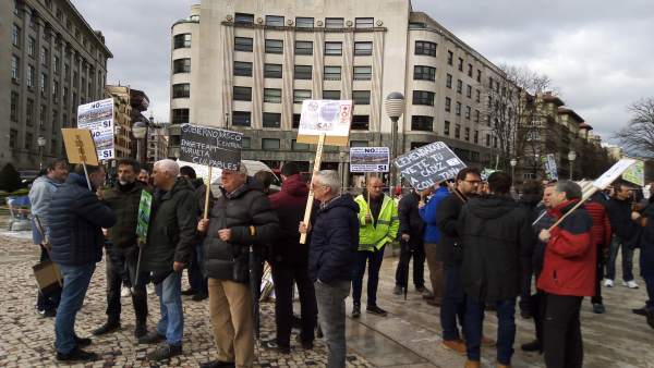 Trabajadores de La Naval se manifiestan ante la sede del PSE para reclamar soluc Trabajadores de La Naval se manifiestan ante la sede del PSE para reclamar soluc