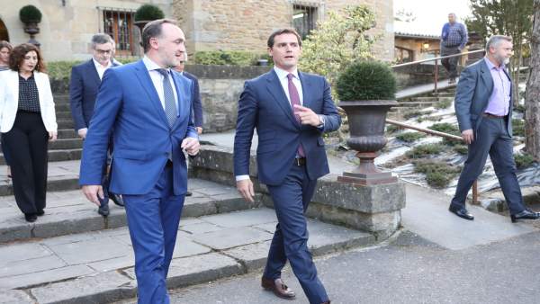 Rivera y Esparza, firman el acuerdo por el que Cs y UPN concurrirán conjuntament Rivera y Esparza, firman el acuerdo por el que Cs y UPN concurrirán conjuntament