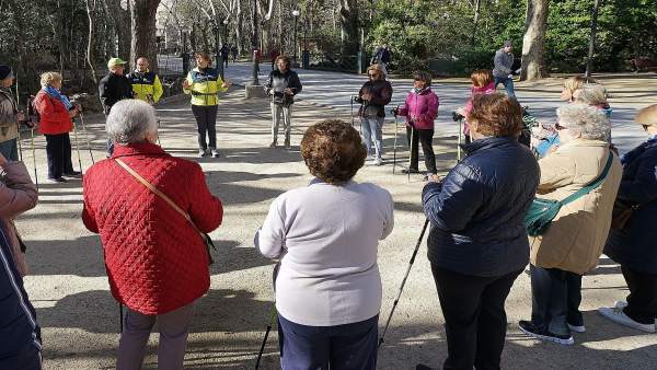 Más de 200 mayores de Valladolid se inician en marcha nórdica en los parques de Más de 200 mayores de Valladolid se inician en marcha nórdica en los parques de