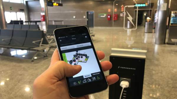 El Aeropuerto de Reus instala diez puntos de recarga para móviles en sus termina El Aeropuerto de Reus instala diez puntos de recarga para móviles en sus termina