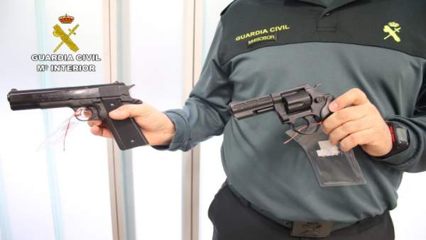 Guardia Civil con pistolas Guardia Civil con pistolas