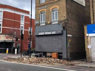 Edificio parcialmente derrumbado en Londres