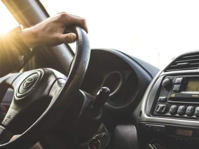 La rueda de repuesto, la pegatina de la ITV…Y otros elementos obligatorios que debes llevar en tu coche