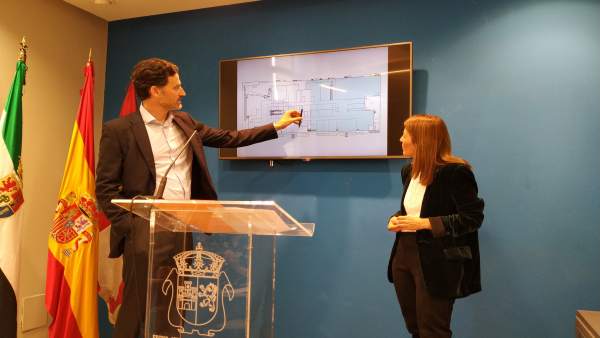 El centro comercial Ruta de la Plata de Cáceres afronta una reforma con ocho mil El centro comercial Ruta de la Plata de Cáceres afronta una reforma con ocho mil