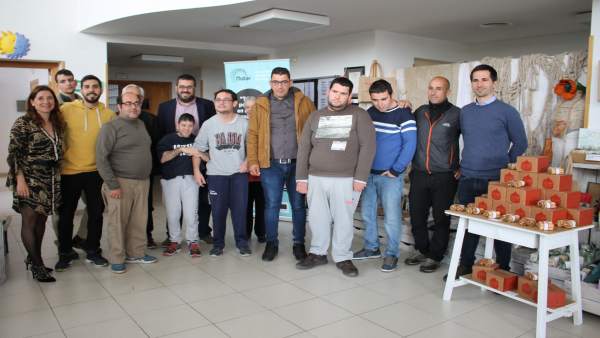 El Ibanat provee de madera a la organización Mater en la que siete jóvenes hacen El Ibanat provee de madera a la organización Mater en la que siete jóvenes hacen
