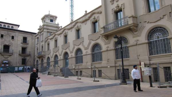 Edificio de Correos en la Plaza de San Agustín de Logroño Edificio de Correos en la Plaza de San Agustín de Logroño