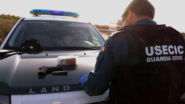 Granada.- Sucesos.- Dos detenidos tras arrojar una pistola desde un coche en un Granada.- Sucesos.- Dos detenidos tras arrojar una pistola desde un coche en un