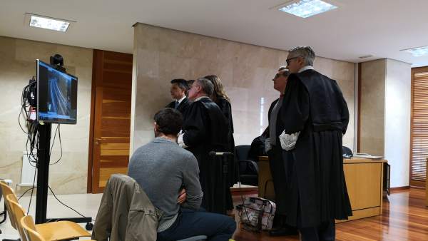 El acusado del incendio de Ribeira asegura que solo colaboró 'cargando agua' y a El acusado del incendio de Ribeira asegura que solo colaboró 'cargando agua' y a