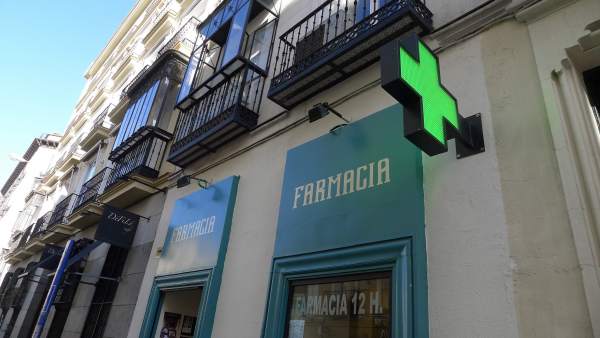 Una farmacia, fachada de farmacia Una farmacia, fachada de farmacia