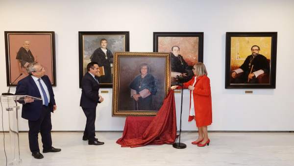 Málaga.- La UMA rinde homenaje a Adelaida de la Calle con la cuelga de su retrat Málaga.- La UMA rinde homenaje a Adelaida de la Calle con la cuelga de su retrat