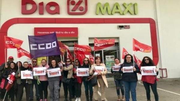 Los trabajadores de Dia se concentran en el supermercado de Inca para exigir la Los trabajadores de Dia se concentran en el supermercado de Inca para exigir la