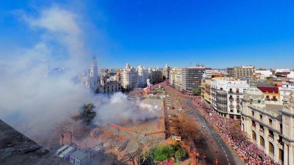 Mascletà en la plaza del Ayuntamiento Mascletà en la plaza del Ayuntamiento