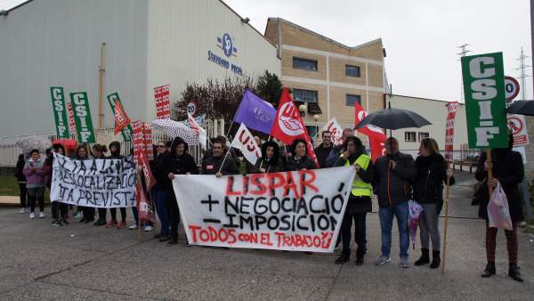 Los trabajadores de Talleres Lispar protestan contra los recortes y despidos pro Los trabajadores de Talleres Lispar protestan contra los recortes y despidos pro