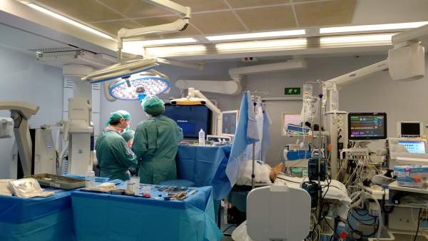 Cirugía cerebral en un quirófano híbrido del Hospital Vall d'Hebron de Barcelona Cirugía cerebral en un quirófano híbrido del Hospital Vall d'Hebron de Barcelona