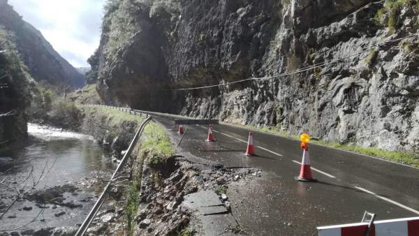 Un carril de la carretera Puente Los Grazos-Beleño, cortado al tráfico por un hu Un carril de la carretera Puente Los Grazos-Beleño, cortado al tráfico por un hu