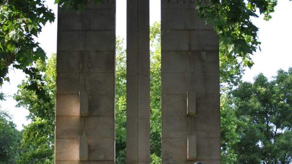 Cruz De Los Caídos En Jardines De Córdoba Cruz De Los Caídos En Jardines De Córdoba