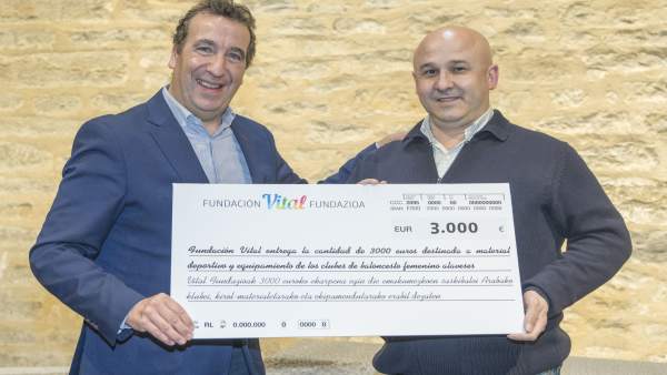 Fundación Vital dona 3.000 euros para dotar de material y equipamiento a los clu Fundación Vital dona 3.000 euros para dotar de material y equipamiento a los clu