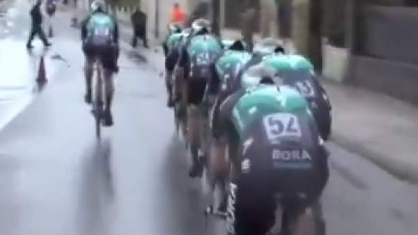 Un peatón provoca un accidente en la contrarreloj del equipo Bora-Hansgrohe. Un peatón provoca un accidente en la contrarreloj del equipo Bora-Hansgrohe.