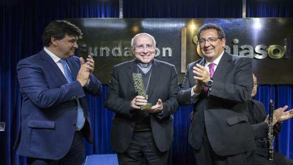 Huelva.- Cajasol.- El obispo José Vilaplana recibe el I Premio Gota a Gota de la Huelva.- Cajasol.- El obispo José Vilaplana recibe el I Premio Gota a Gota de la
