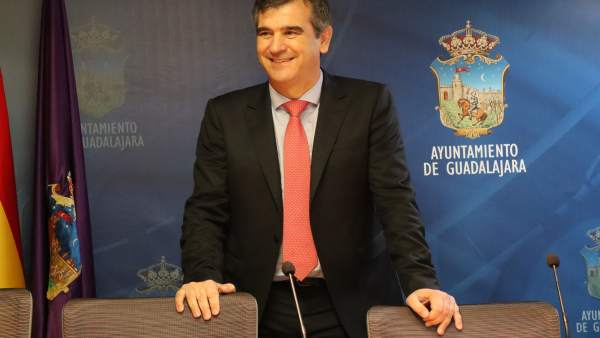 Antonio Román en rueda de prensa Antonio Román en rueda de prensa