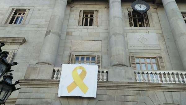 El lazo amarillo vuelve a estar colgado este jueves 14 de marzo en la fachaza del Ayuntamiento de Barcelona. El lazo amarillo vuelve a estar colgado este jueves 14 de marzo en la fachaza del Ayuntamiento de Barcelona.