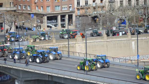Un centenar de agricultores con 50 tractores reclaman en Lleida ayudas del Estad Un centenar de agricultores con 50 tractores reclaman en Lleida ayudas del Estad