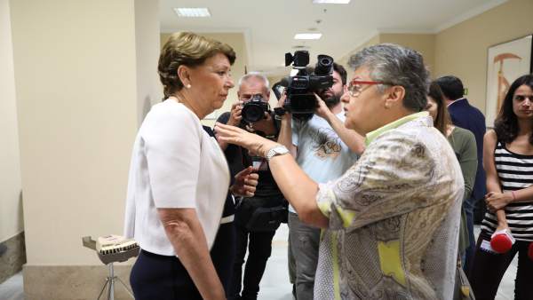 Magdalena Álverez y Pilar Vera en los pasillos del Congreso Magdalena Álverez y Pilar Vera en los pasillos del Congreso
