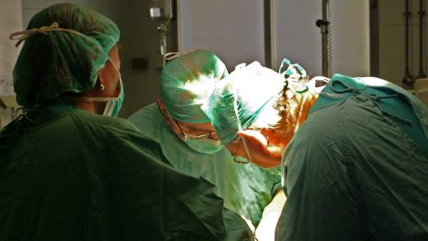 Médicos en una operación. Médicos en una operación.