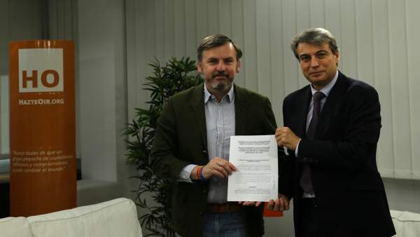 FOTO REMITIDA POR HAZTEOIR.ORG. Arsuaga (i) y Policarpo Sánchez (d) tras la firm FOTO REMITIDA POR HAZTEOIR.ORG. Arsuaga (i) y Policarpo Sánchez (d) tras la firm