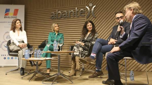 Mesa redonda de "La Fidelización del Talento en Tiempos de Cambio". Mesa redonda de "La Fidelización del Talento en Tiempos de Cambio".
